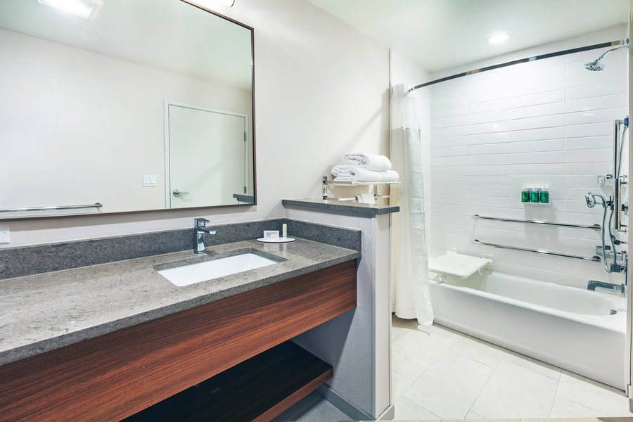 Catoosa Inn Suites — Bathroom