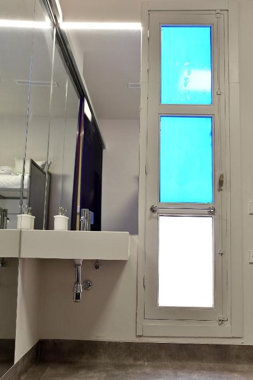 Cats Hostel Madrid Sol — Bathroom