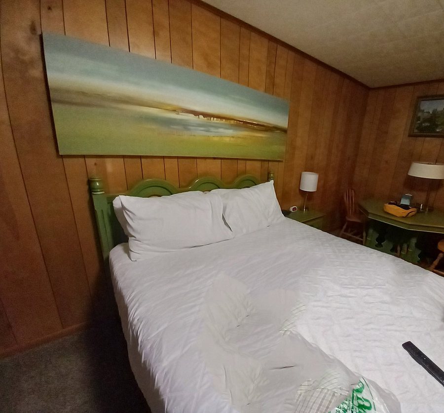 Cattlemen Inn — Guest room