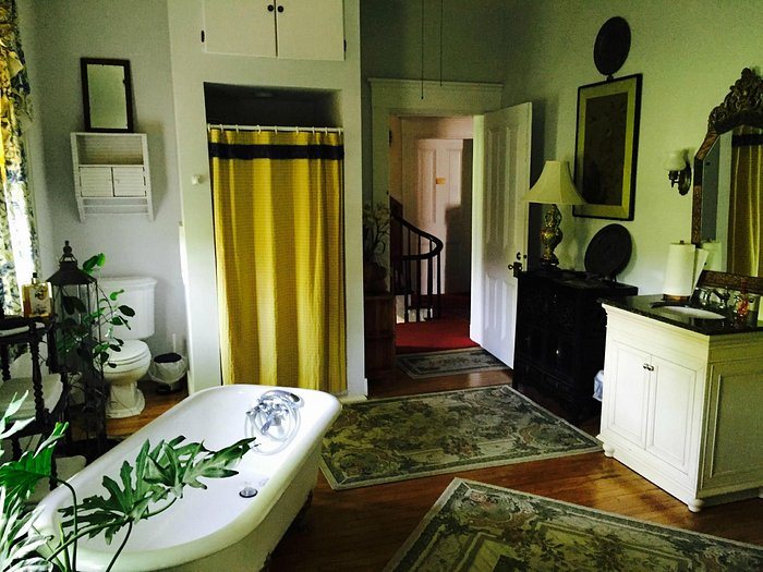 Causey Mansion Bed Breakfast — Bathroom