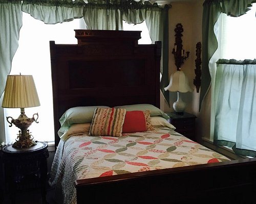 Causey Mansion Bed Breakfast — Guest room