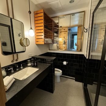 Cavalry Court Valencia Hotel Collection — Bathroom