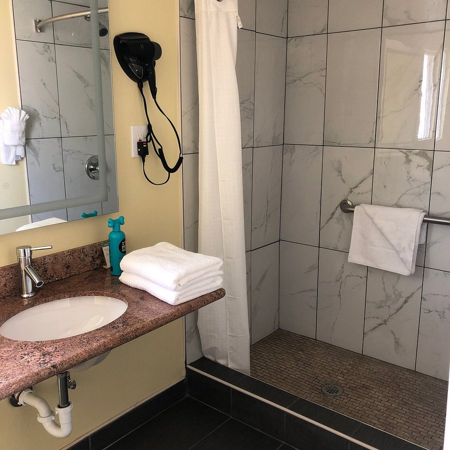 Cayucos Beach Inn — Bathroom