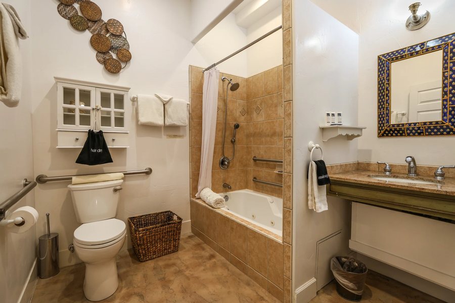 Cayucos Sunset Inn Bed Breakfast — Bathroom
