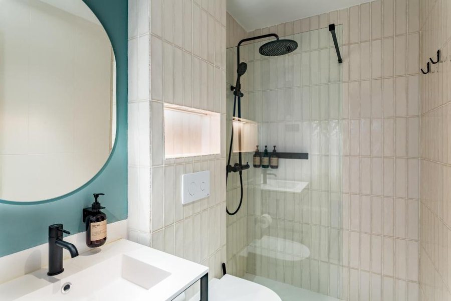 CC Malasana Bed Gastro — Bathroom