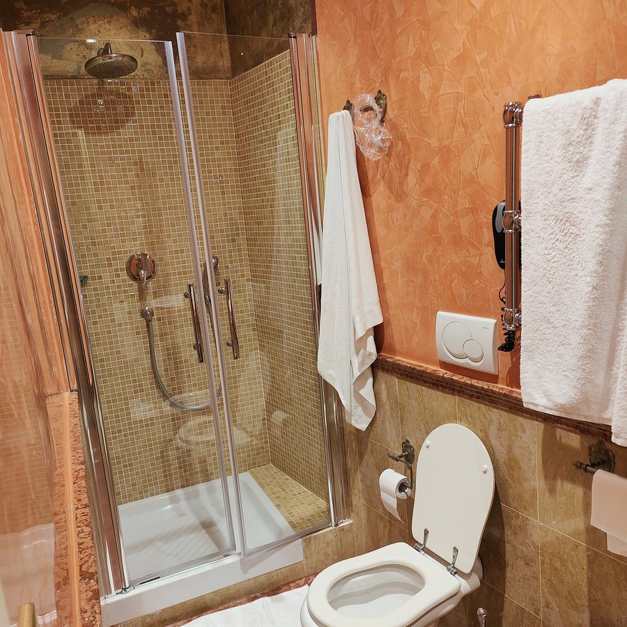 CC Palace Hotel — Bathroom