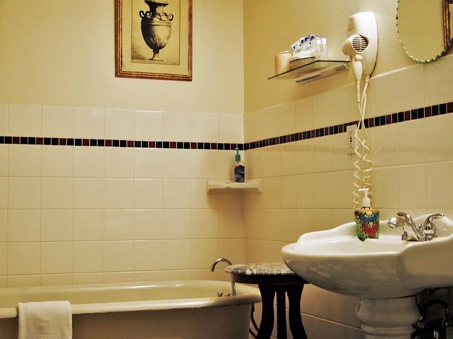 Cecil Bacon Manor — Bathroom