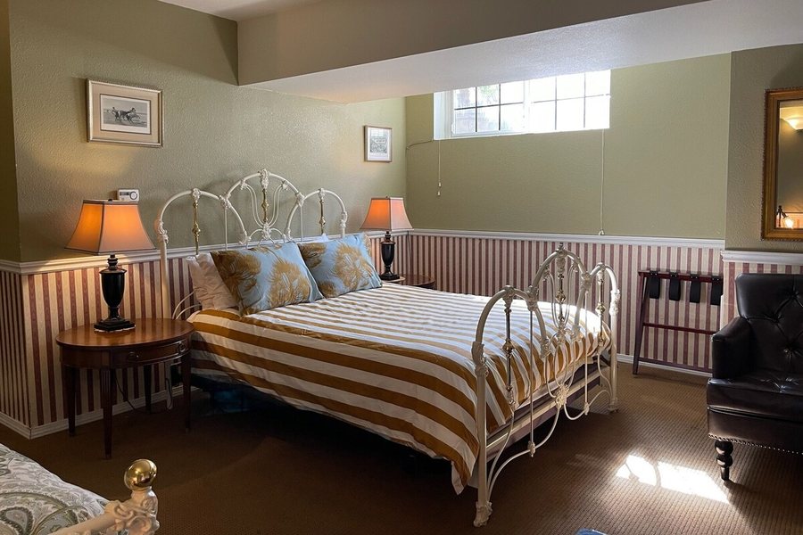 Cecil Bacon Manor — Guest room