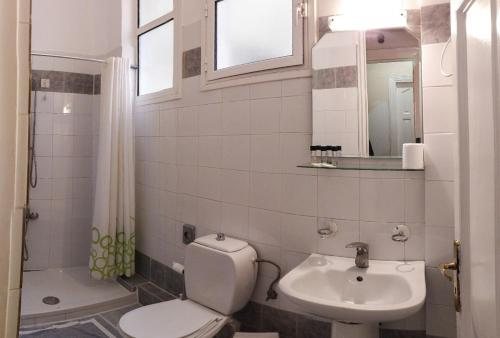 Cecil Hotel Athens — Bathroom