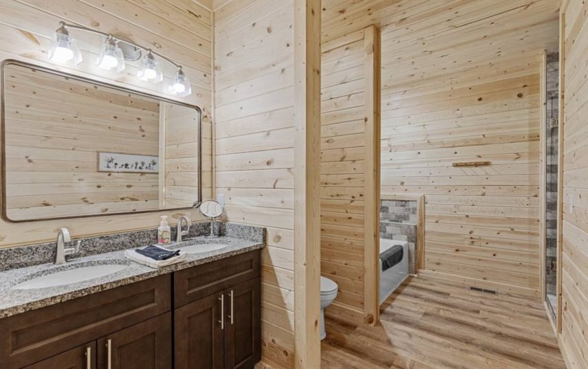 Cedar Creek Cabin Rentals — Bathroom