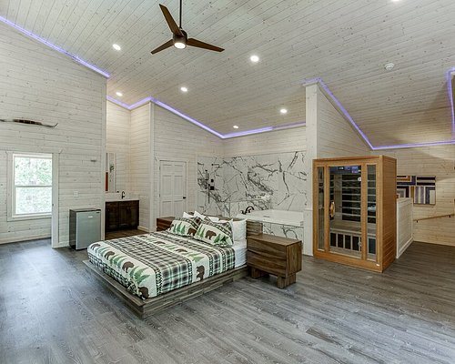 Cedar Creek Cabin Rentals — Guest room