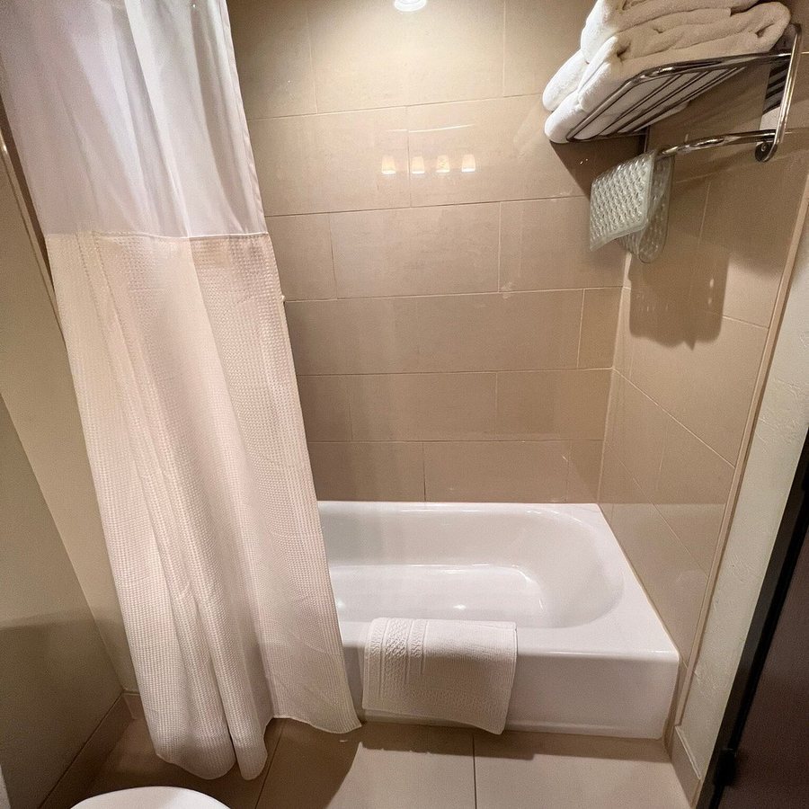 Cedar Creek Lodge Conference Center — Bathroom