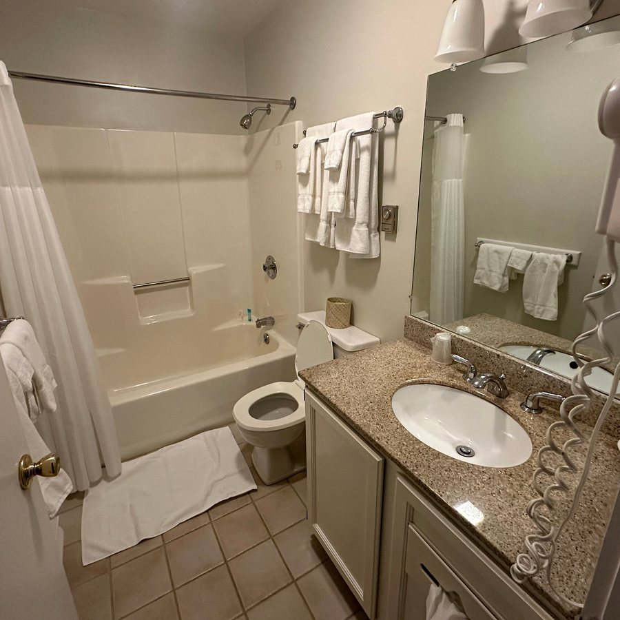 Cedar Crest Inn — Bathroom