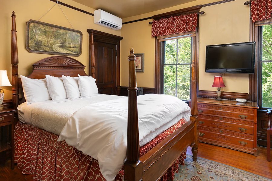 Cedar Crest Inn — Guest room