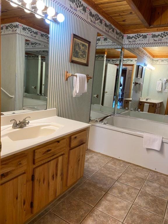 Cedar Glade Resort — Bathroom