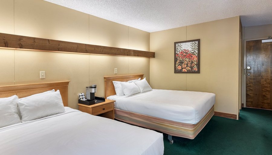 Cedar Grove Lodging and Events — Guest room