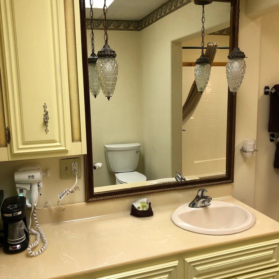 Cedar Inn Motel Cavalier North Dakota — Bathroom
