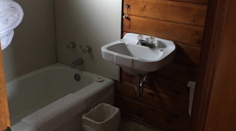 Cedar Lodge — Bathroom