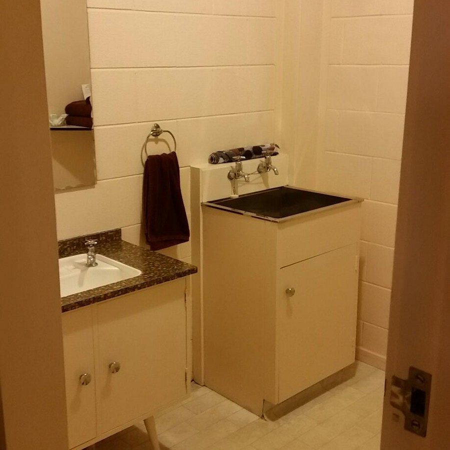 Cedar Lodge Motel — Bathroom
