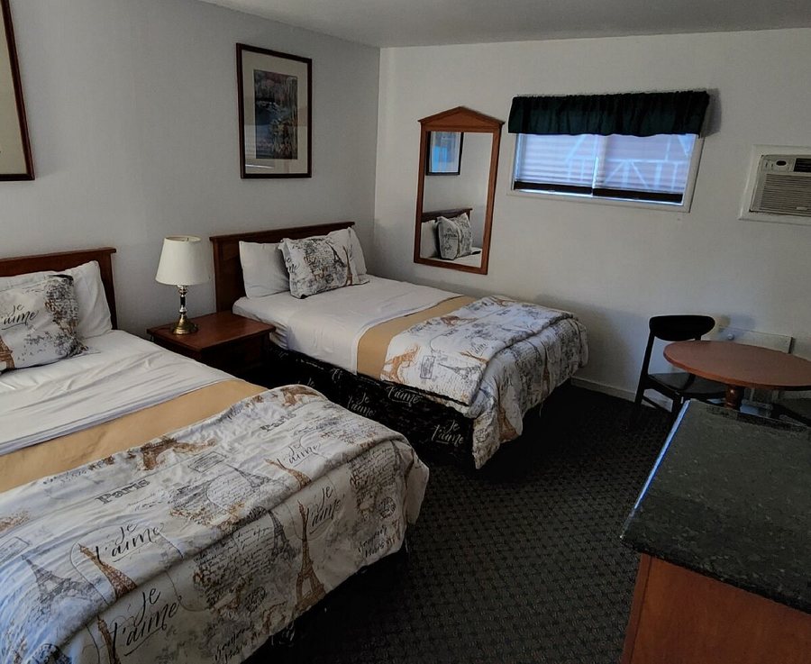 Cedar Lodge Motel — Guest room