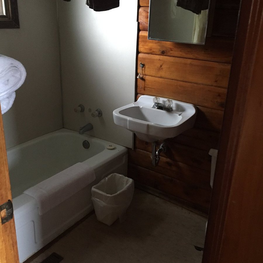 Cedar Lodge Motel — Bathroom