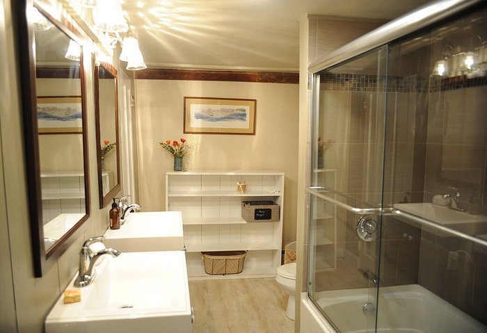 Cedar Mountain Farm Bed and Breakfast — Bathroom