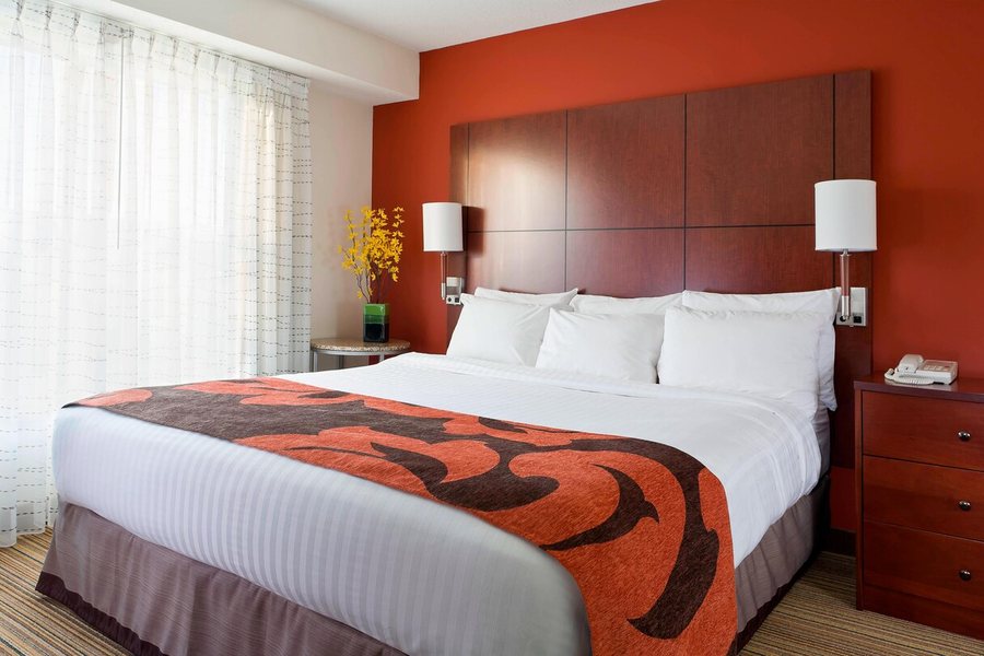 Cedar Rapids Inn — Guest room