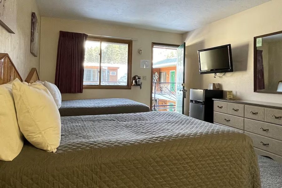 Cedar Wood Inn — Guest room