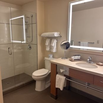 Cedarbrook Lodge — Bathroom