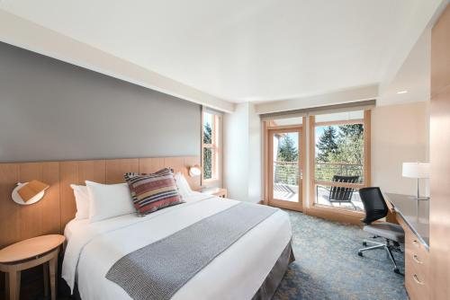 Cedarbrook Lodge — Guest room