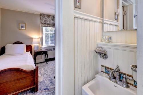 Cedars of Williamsburg Bed Breakfast — Bathroom