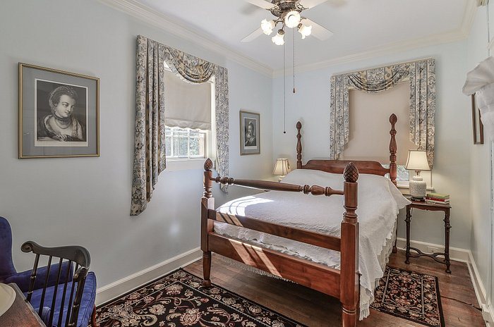 Cedars of Williamsburg Bed Breakfast — Guest room