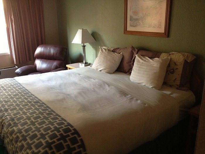 Cedarwood Inn — Guest room