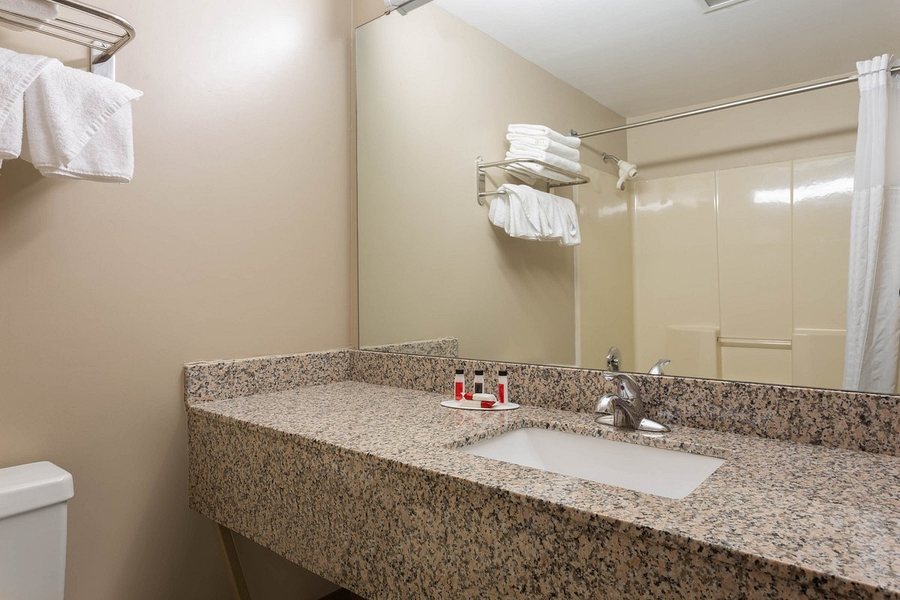 CedarWood Inn — Bathroom