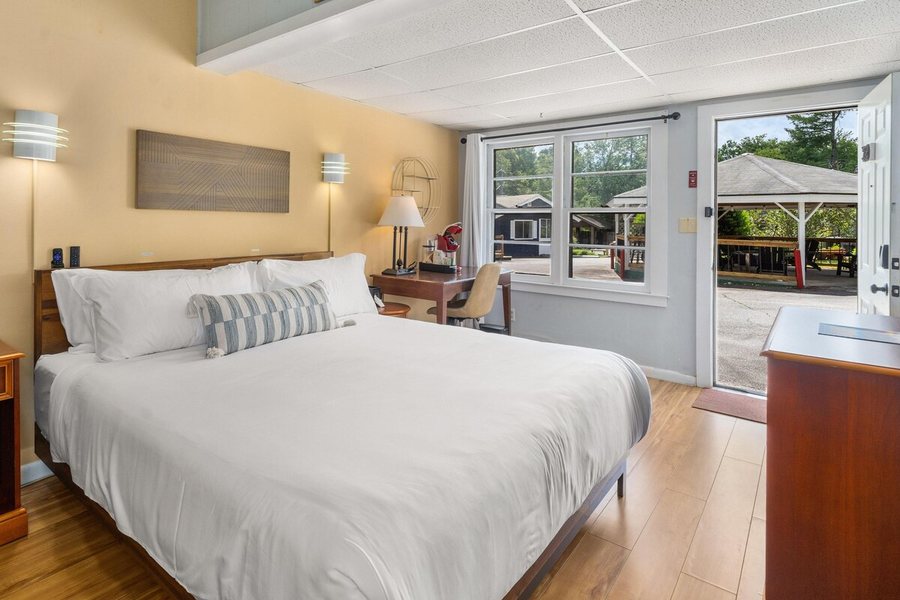 CedarWood Inn — Guest room