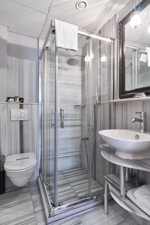 Celal Sultan Hotel Istanbul — Bathroom