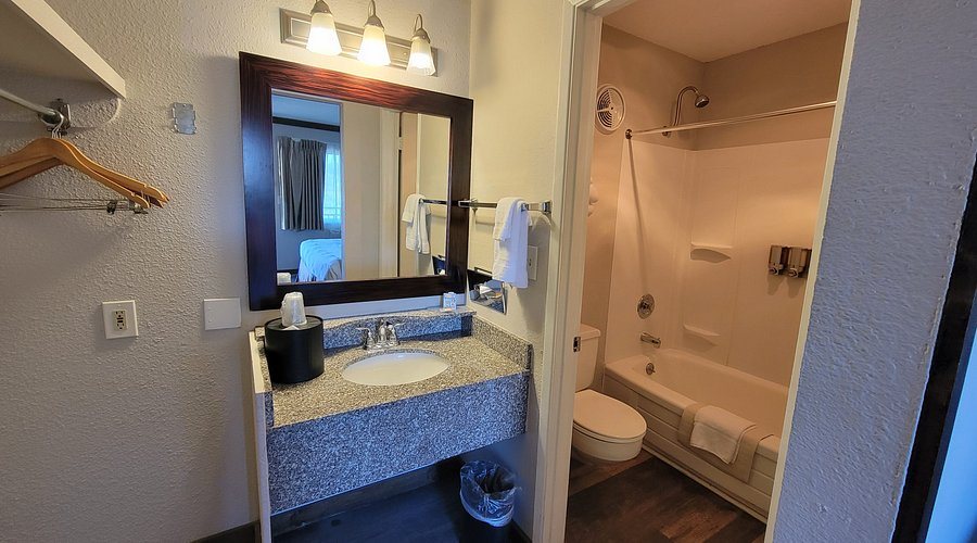 Celilo Inn — Bathroom