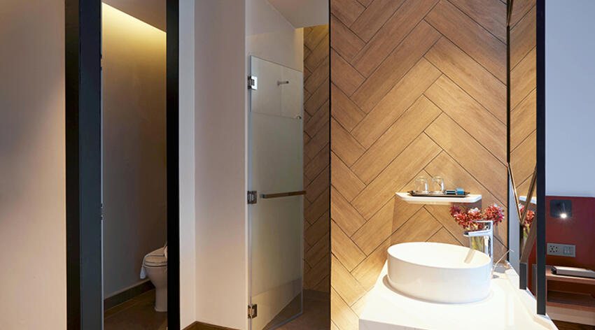 Centara Life Hotel Bangkok Phra Nakhon — Bathroom