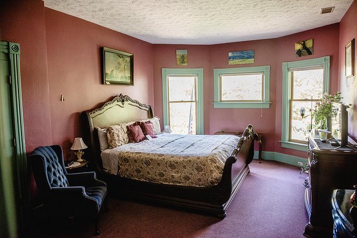 Centennial Inn — Guest room