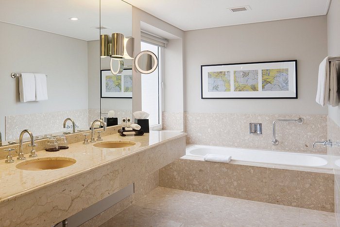 Central Brunswick Apartment Hotel — Bathroom