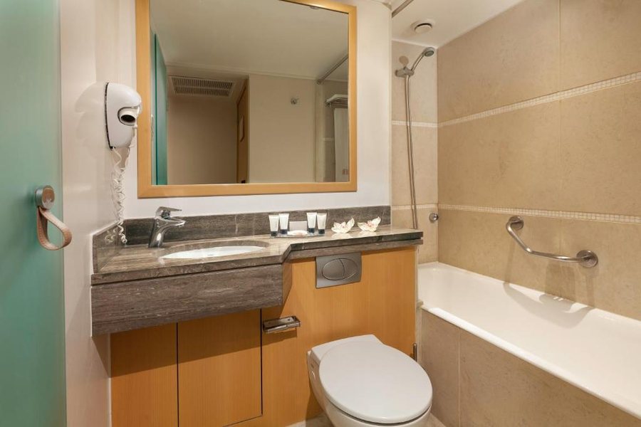 Central Hotel — Bathroom