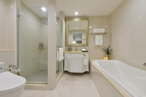 Centre Point Plus Hotel Pratunam — Bathroom