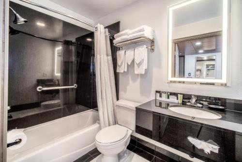 Century Park Hotel Los Angeles California — Bathroom