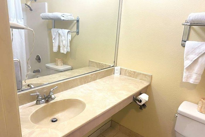 Century Wilshire Los Angeles California — Bathroom