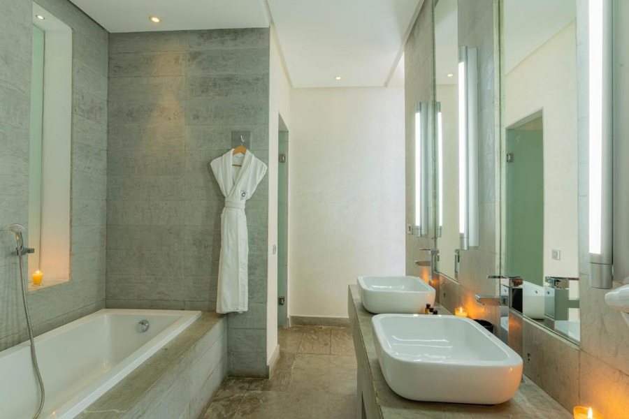 Cesar Resort Spa — Bathroom