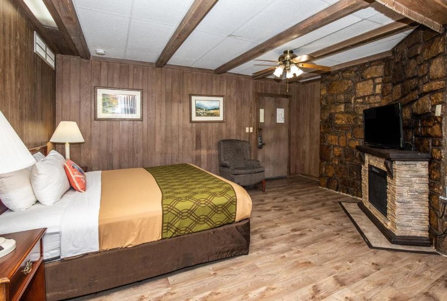 Chalet Inn — Guest room