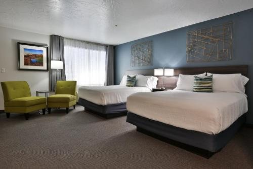 Chalet Motel — Guest room