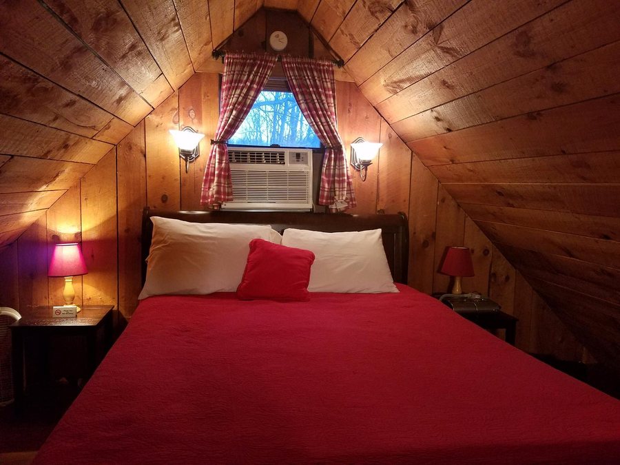 Chalets in Hocking Hills — Guest room