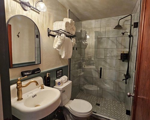 Chama Station Inn — Bathroom
