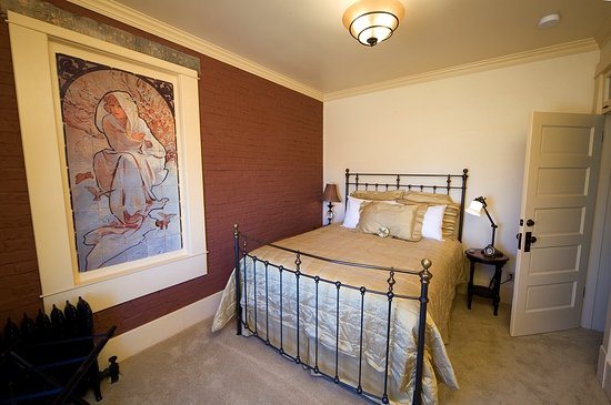 Chamberlin Inn — Guest room